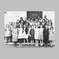 020-0015 Schulklasse in Kapkeim 1933-34 mit ihrem Lehrer Artur Goetz und Frau Martha..jpg